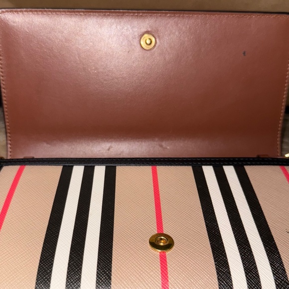 Burberry Icon Stripe E-Canvas Wallet on Chain with Detachable Strap – Like New - Picture 3 of 5